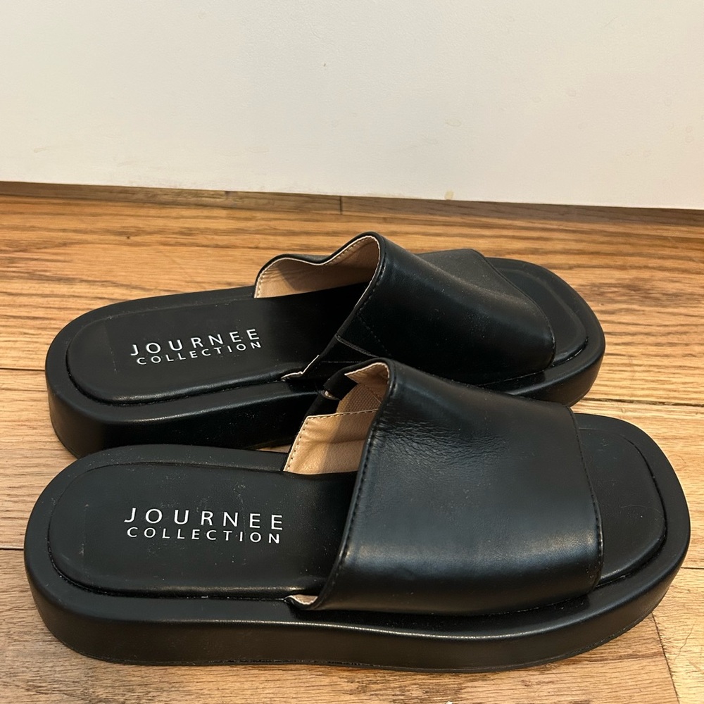 NWOT Journey Collection leather slides
